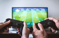 Người thuận tay trái nên tìm tùy chọn đảo vị trí nút trước khi kết luận game khó điều khiển.